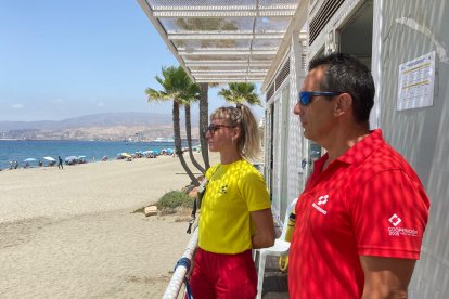 Auri López y Juan Damián Jover, en el puesto de socorrismo El Palmeral, en Almería.