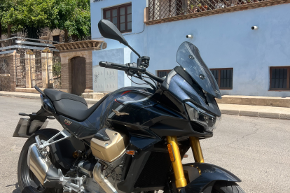 La Moto Guzzi V100 Mandello destaca por sus estilizadas líneas que recogen guiños a algunos de sus modelos emblemáticos.