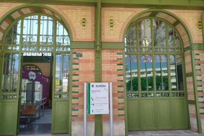 Las puertas de la antigua estación de tren se abren a los viajeros