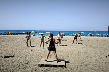 Instructora de EgoSport Center bailando zumba junto a bañistas