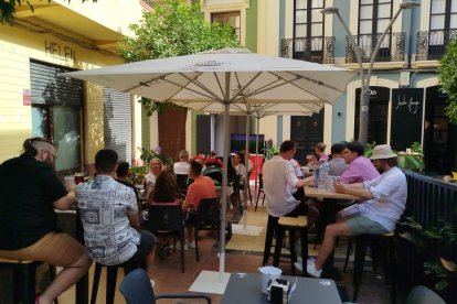 Terraza del local en la Plaza Urrutia. | Late, Coffe & Drinks