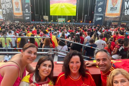 La alcaldesa María del Mar Vázquez, en la Plaza de Toros de Almería durante el partido.