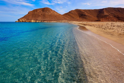 Las playas de Almería acaparan casi una de cada cuatro banderas azules de Andalucía.