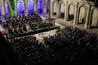 La Joven Orquesta de Almería en el claustro de la Catedral.