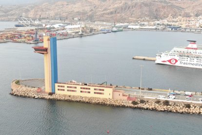 Vista de la torre de control de la Capitanía Marítima de Almería.