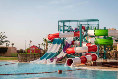 Imagen de la piscina con toboganes del Hotel Colonial Mar. | Booking