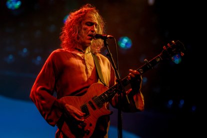 Roberto Iniesta ‘Robe’ con su guitarra durante una actuación.