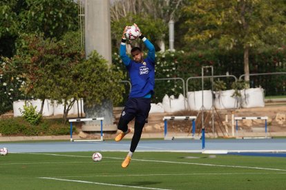 Luis Maximiano sigue entrenando con el Almería pero pendiente del mercado de fichajes.