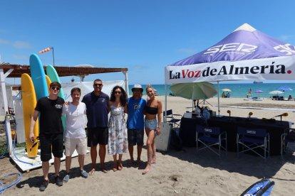 El equipo de la Cadena SER Levante junto a las instalaciones de Vera Surfing, que acogieron el programa hoy por Hoy Levante con sus responsables y l