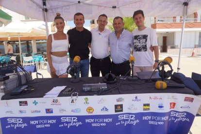 Fotografía de familia con el alcalde carbonero, Salvador Hernández (segundo por la izquierda), con los responsables del Restaurante Sol y Playa y