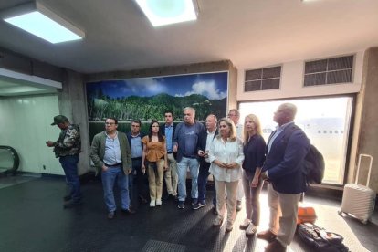 Delegación del 00 en el Aeropuerto de Caracas.