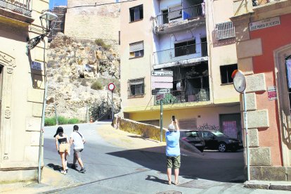 Un turista fotografiando el piso quemado en la subida a la Alcazaba.