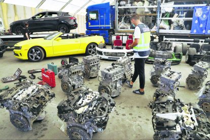 Policía Nacional inspecciona partes de coches de lujo extraídas para ser vendidas al exterior.