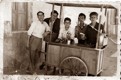 Un carrito de los helados en el Albox de la Postguerra. Se ve a José y a Luis Sirvent, los chambileros, y a otros personajes. Foto de J. L. Sirvent.