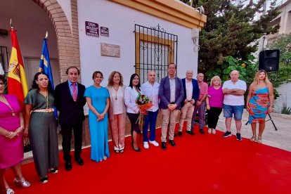 Con ramo de flores Yolanda Pérez, viuda de Darío Fernández, con la alcadesa de Santa Fe Trinidad Góngora, autoridades y familiares de Juan M
