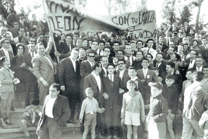 Paco León recibiendo un trofeo el día de su homenaje en el estadio de la Falange, el 19 de marzo de 1963.