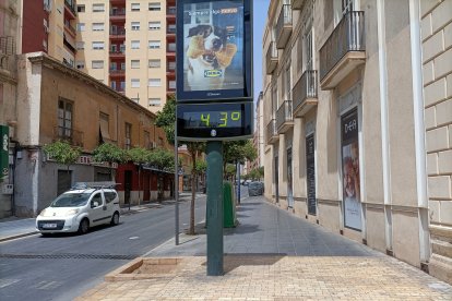 Un termómetro en el centro de la capital marca 43 grados.