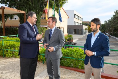 El delegado de Educación, el alcalde de El Ejido y el concejal de Educación ejidense.