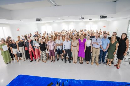 Foto de familia del acto de recepción de subvenciones.