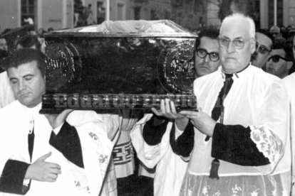 El féretro con el obispo Ródenas, entrando en el templo de la Catedral donde se le dio sepultura.