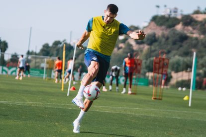 César Montes lanzando a puerta en el entrenamiento de este miércoles en Benahavís.