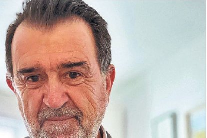 El escritor Arsenio Escolar con su nuevo libro.