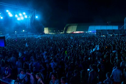 Panorámica frente al escenario principal la última noche del Dreambeach. Fotografía de G. N. Yacuzzi.