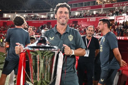 Rubi con el trofeo Juan Rojas después del gran partido de su equipo frente al Al-Nassr.