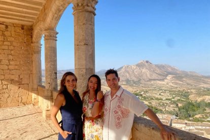 David Bisbal posando junto a su familia en el castillo de Vélez-Blanco. | Ayuntamiento de Vélez-Blanco