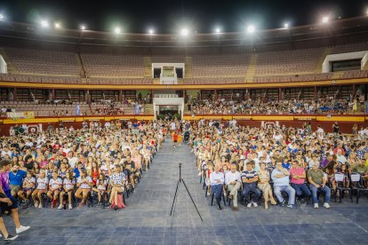 La Plaza de Toros de Roquetas a rebosar para celebrar la gala de clausura.