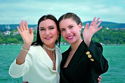 Ambas se convierten en dos exitosas empresarias y juran que ningún hombre volverá a separarlas.