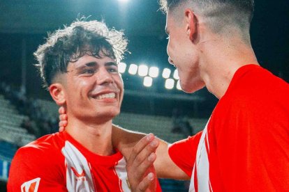 Cuando dos genios se juntan el equipo disfruta. Nico Melamed y Sergio Arribas celebrando el 0-1 en Tenerife.
