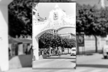Arco de entrada al Paseo por la Plaza Circular el día después de terminar la Feria del año 1964.