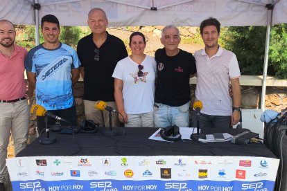 Autoridades municipales junto al resto de invitados que pasaron este marte por los micrófonos de la Cadena SER desde el ‘stand’ de Cala Siret.