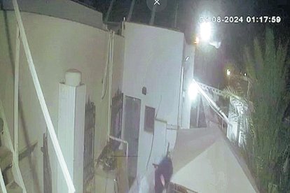 Momento en el que una de las videocámaras captó a uno de los presuntos ladrones vigilando.
