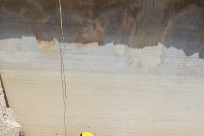 Miembros de Bomberos del Levante preparan el cuerpo para rescatar el cadaver del aljibe.