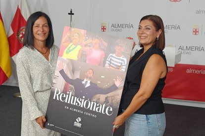 Carmen Sánchez y Lorena Nieto sostienen el cartel de la campaña 'Reilusiónate'.