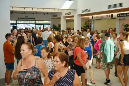 Los vecinos visitan las nuevas instalaciones.