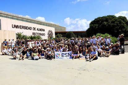 Foto de familia de los estudiantes recién llegados a la Universidad de Almería.