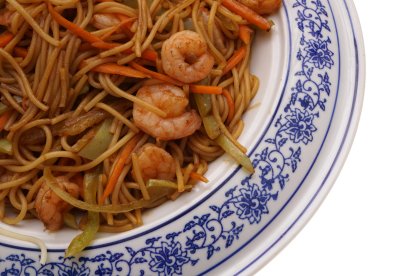 Noodles con gambas (Imagen: Depositphotos).