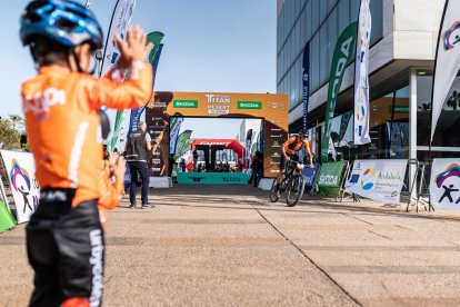 Unos niños saludan a los corredores en la Škoda Titan Desert Almería.