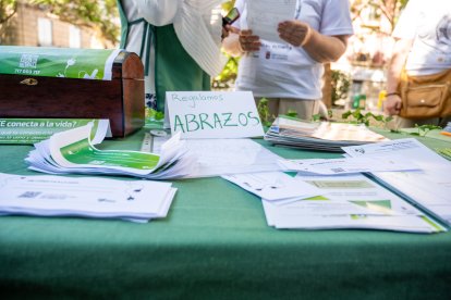 Stand de información de prevención al suicidio instalado en la Plaza del Educador.