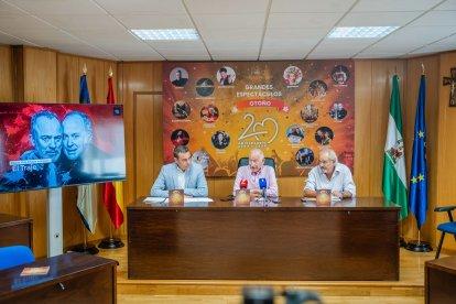 El alcalde de Roquetas, el concejal de Cultura y el director del Teatro presentando la programación.