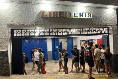 El cine Tenis de Garrucha, en una de sus últimas funciones a finales de agosto.