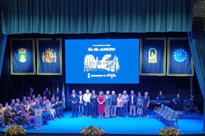 Foto de familia de los premiados junto al alcalde de El Ejido en el Día del Municipio.