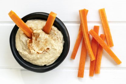 Hummus con palitos de zanahoria. FOTO: DepositPhotos.