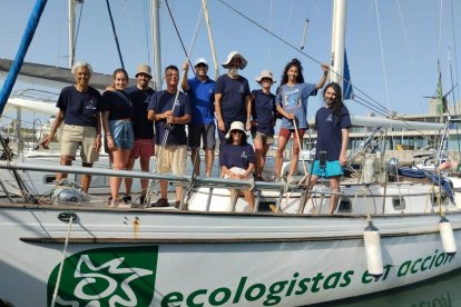 El velero Diosa Maat  de Ecologistas en Acción en plena navegación por las costas españolas.