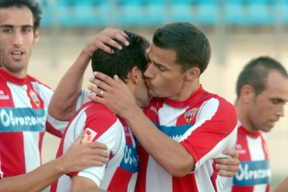 Constantin Galca besando a Esteban Navarro tras conseguir el primer tanto oficial en la nueva casa.