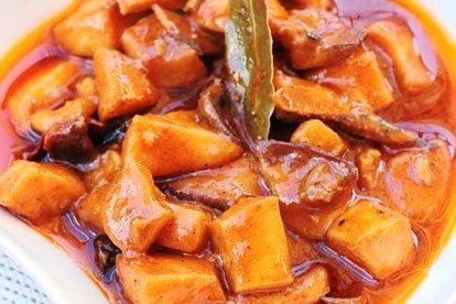 Imagen de archivo de un planto de jibia en salsa.