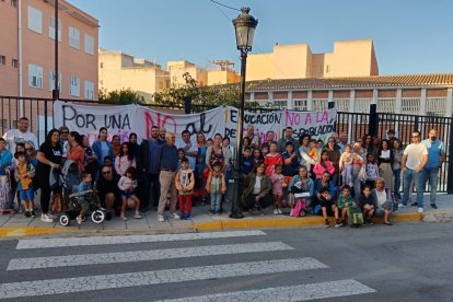 Concentración convocada por la AMPA este martes en Purchena.